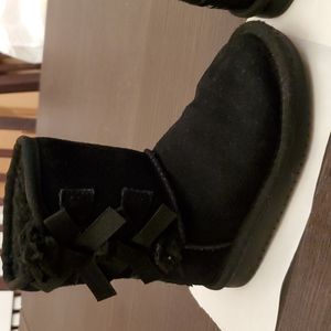Koolaburra by UGG Victoria short black boots with suede upper. Faux fur lining.